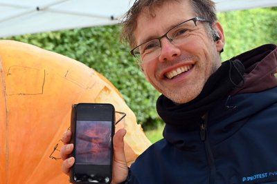 Schnitzfestival 2025 in Lichtenwalde: Jeroen Advocaat kommt aus Holland und ist zum zweiten Mal beim Schnitzen dabei.