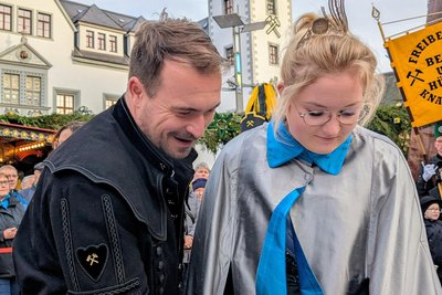Phillip Preißler und Silberstadtkönigin Laura Schröter schnitten einen Teil des Stollens an.