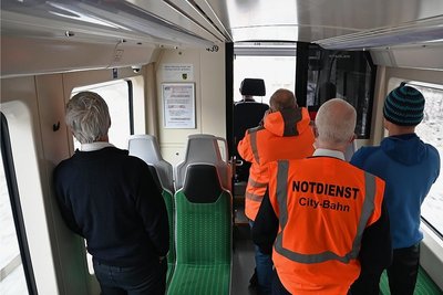 Spannung am Führerstand der Citylinkbahn bei der Probefahrt mit niedriger Geschwindigkeit: Alle Einzelanlagen wurden vorher geprüft. Aber klappt auch alles im komplexen Zusammenspiel?