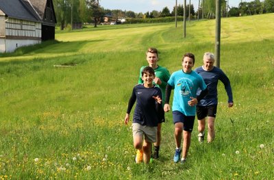 Von vorn: Richard (15), Björn (14), Edgar (16) und Vereinsvorsitzender Rigo Völkel auf der Waldkirchener Waldlauf-Strecke. 