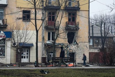 Beschossenes Haus in Mariupol. Zivilisten sollten die Stadt durch humanitäre Korridore verlassen können.