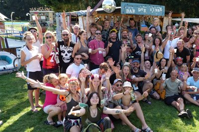 Das Team des Mit-Sinnen-Festivals kam vor Festivalstart zusammen, um das Geschaffene zu würdigen.