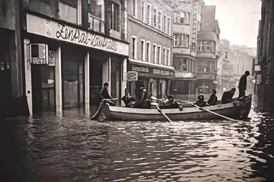 Als sich das Zwickauer Stadtzentrum in Klein-Venedig verwandelte. Mit Gummistiefeln wäre man damals trotzdem nass geworden.