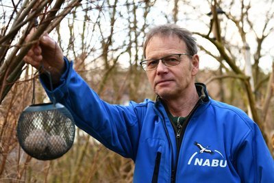 Jens Weber nahm an der „Stunde der Wintervögel“ des Naturschutzbundes (Nabu) 2025 teil. An einer Futterstelle in Königshain zählte das Mitglied der der Nabu-Regionalgruppe „Im Erlbachtal“ Topfseifersdorf 36 Vögel in 12 Arten.
