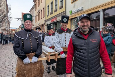 René Illgen (r.) backte den Stollen mit seinem Team. Foto: Mathias Herrmann