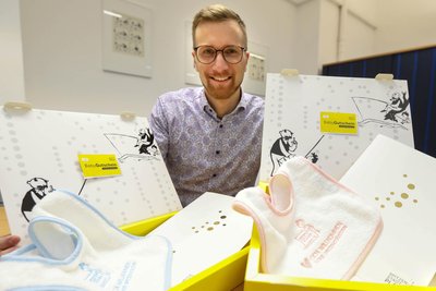 Für Neugeborene gibt es in Plauen eine Babybox als Begrüßungsgeschenk. Bürgermeister Tobias Kämpf würde gern wieder mehr davon verteilen.