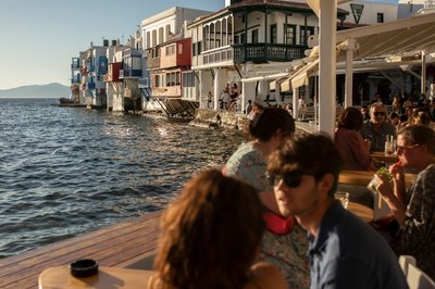 Gut vorbereitet in den Urlaub: Mit einer Kombination aus verschiedenen Zahlungsmitteln sorgt man für finanzielle Sicherheit auf Reisen.