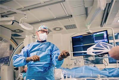 Mit dem Herzkatheter kann diagnostiziert und behandelt werden. Selbst Herzklappen werden so ersetzt. Dr. Felix Woitek vom Herzzentrum Dresden entnimmt ein solches Instrument aus der Verpackung. 