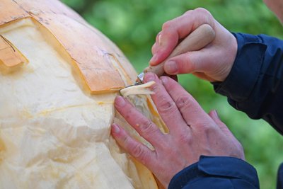 Das Schnitzen ist eigentlich mehr ein Kratzen mittels Bandschlinge, einem Töpferwerkzeug.