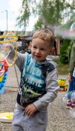 Der kleine Luca und andere Kinder experimentierten beim Schützenfest mit Seifenblasen. 