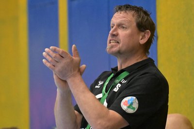 Applaus für die Mannschaft: Co-Trainer André Steinhauser durfte sich mit dem Auer Juniorteam über den zweiten Sieg in Folge freuen.
