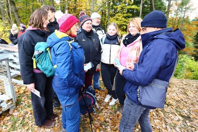 Elke Wächter (vorn) aus Weißbach erklärt „Freie Presse“-Reporter und Getzenrodeo-Neuling Kjell Riedel, was die Motorsport-Veranstaltung in Grießbach so besonders macht.