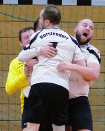 Adrian Neubert, Sebastian Ender und Antonio Ottico (v. l.) bejubeln die Sensation. 
