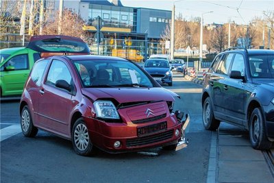 Dieser Pkw war auf der Hofer Straße im Bereich Am Anger mit einem anderen Auto zusammengestoßen. Laut Polizei gab es einen Vorfahrtsfehler.