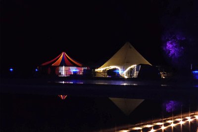 Nachts wird das Festivalgelände bunt angestrahlt und vermittelt ein ganz besonderes Flair.