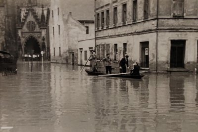 Land unter im Juli 1954: Blick durchs Schulgässchen in Richtung Dom.