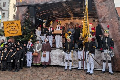 Traditionell wurde zum Stollenanschnitt das Steigerlied gesungen.