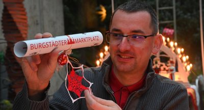 Felix Möbius betreibt das Portal "Burgstädter Marktplatz" und zeigt den Weihnachtsbrief für Kunden. 