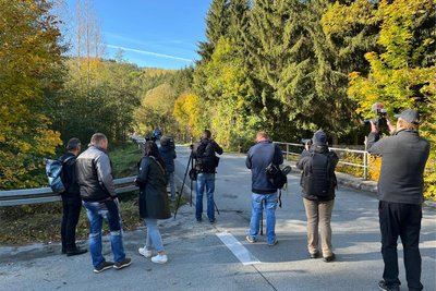 Medienvertreter und zwei Mitarbeiter der Bergsicherung Schneeberg warteten am Vormittag an der Sehmatalstraße darauf, das Suchgebiet betreten zu dürfen. Die Verbindungsstraße blieb trotz des Polizeiaufgebotes befahrbar.