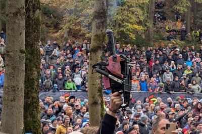 Hoch die Kettensäge: Mit solchen Geräten machen die Fans den Motorrädern in Sachen Klang Konkurrenz. Foto: Kjell Riedel