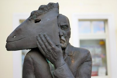 „Gesicht zeigen“ – der Aufforderung von Wolfgang Mattheuers Figur auf dem Reichenbacher Markt kommen Jugendarbeiter nach.