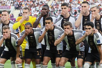 Diese Geste ging um die Welt: Das DFB-Team in Katar. (Archivbild)