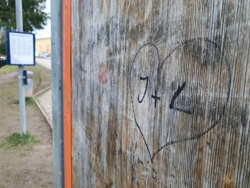 Zwei Buchstaben umrahmt von einem Herzen. Liebesbotschaften wie hier in Zschopau kommen mit wenig aus. Wer hinter den Buchstaben steht, ist immer ein kleines Geheimnis. 