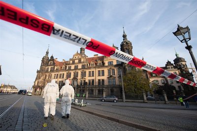 Zwei Mitarbeiter der Spurensicherung stehen vor dem Residenzschloss mit dem Grünen Gewölbe.