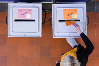 Eine Frau wirft einen Umschlag mit Stimmzettel in eine Wahlurne: Im Erzgebirge sind am Sonntag mehr als 270.000 Menschen aufgerufen gewesen, einen neuen Landtag zu wählen.