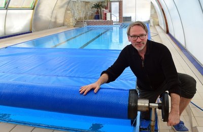 Lutz Hoffmann in seiner Schwimmschule im Frankenberger Ortsteil Sachsenburg. 