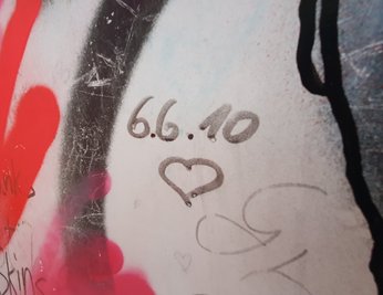 Ein Datum und Herz an einer Bushaltestelle in Zschopau. 