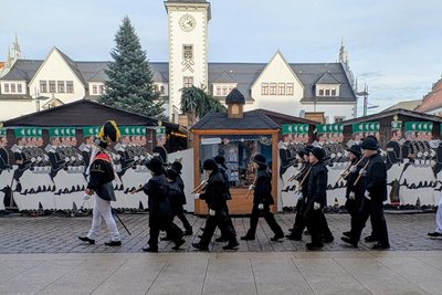 Die Klaubekinder der Freiberger Bergparade begleiten den Stollenanschnitt.