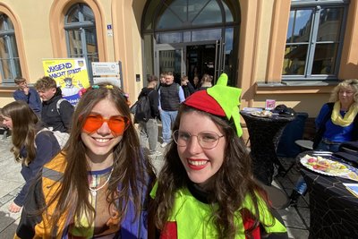 Erstwähler mit guter Laune: Die Zwölftklässler Heidi Manz (links) und Emma Paulisch traten in ihrer Tracht der Motto-Woche am Goethe-Gymnasium an die Wahlurne.
