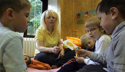 
              <p class="artikelinhalt">Susanne Liebke (23) stammt aus der Nähe von Berlin, hat in Annaberg ihre Ausbildung zur Ergotherapeutin absolviert, wohnt heute in Schwarzenberg und arbeitet nun mit den Kindern in Grünhain. </p>
            