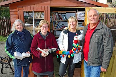 Eva-Maria Kaiser, Gabriele Schulz, Jutta und Matthias Weck (von links) haben die Idee einer Steinpleiser Bücherhütte umgesetzt.