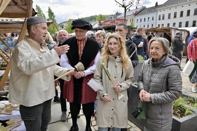 Im Bild (v. l.) Eberhard Mädler, als Bürstenmann 2.0 unterwegs, Bürgermeister Uwe Staab und Nancy Görner aus Eibenstock.