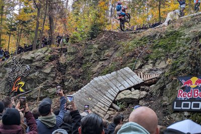 Manuel Lettenbichler fliegt den Felsen hoch und wird dafür von den Fans gefeiert.