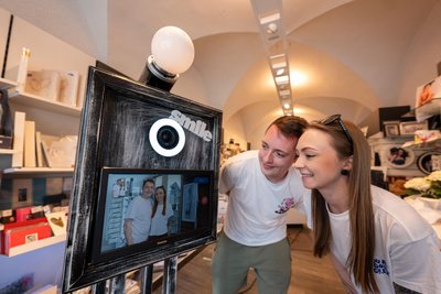 Fabiene Gnaß und Andreas Häber an einer der beliebten Fotoboxen, die Firmeninhaber Jürgen Löhnert anbietet.