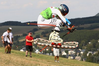 Lukas Richter vom Grasskiteam Erzgebirge während des Sprungs beim Super-G. Wenig später musste auch Vater Torsten Richter (l.) mit ansehen, wie eine Rolle brach und sein Sohn stürzte. 