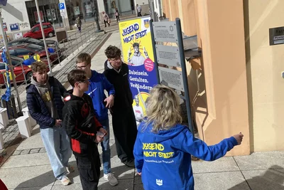 Hier geht’s zum Wahlraum. Projektleiterin Claudia Schlenther empfing die Wähler am Info-Stand vor dem Rathaus.