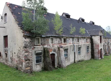 Unübersehbar: Es gibt künftig sehr viel zu tun, um das historische Gebäude im Leubsdorfer Ortsteil Hohenfichte erhalten zu können. 