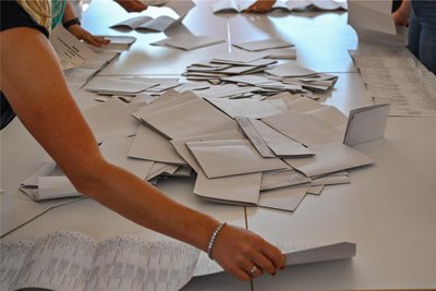 Stimmzettel aus einer Wahlurne werden ausgezählt. Auch im Erzgebirge hat am Sonntagabend in den Wahllokalen das Auszählen für die Landtagswahl begonnen.