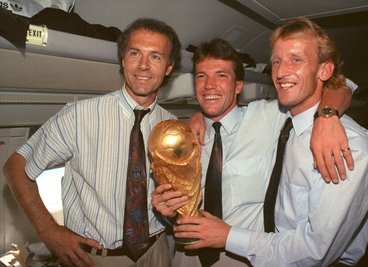 Wohin ein Traumstart ins Turnier führen kann, bewiesen Franz Beckenbauer, Lothar Matthäus und Andreas Brehme (vl) 1990 in Italien. (Archivbild)