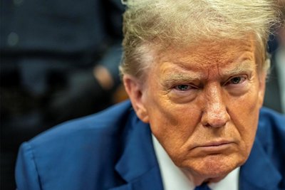 Der ehemalige US-Präsident Donald Trump sitzt während seines laufenden Schweigegeldprozesses vor dem Strafgericht in Manhattan.