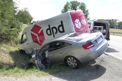 Beide Fahrzeuge landeten im Straßengraben.