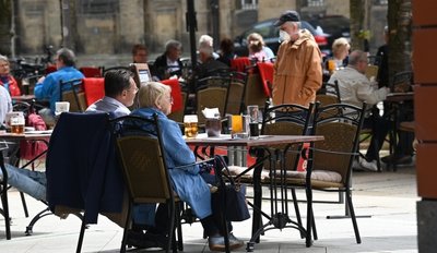 Die Möglichkeit, auf Freisitzen etwas essen und trinken zu können, wurde am Montag nicht nur an der Inneren Klosterstraße rege genutzt. 