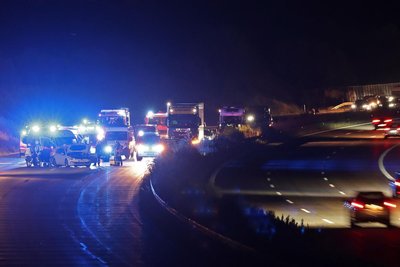 Nach dem Unfall war die Richtungsfahrbahn Erfurt der A 4 für Bergungs-und Reinigungsarbeiten mehr als drei Stunden gesperrt.