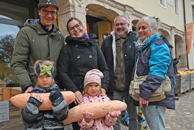 Elias und Kira sind mit Familien aus Potsdam gekommen, heben testweise große Kürbisse an.