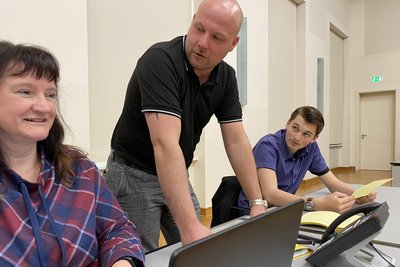 Blick in den Wahlraum und zum Wahlvorstand mit Xavier Wunderlich vom künftigen Jugendbeirat, Tabea Lange von der Stadtverwaltung und Stadtrat Danny Zeiner.