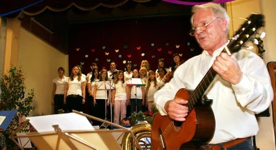 
              <p class="artikelinhalt">Der pensionierte Operntenor Peter Meyer, hier mit dem Chor der Zschopauer August-Bebel-Schule, bewegte das Publikum zum Mitsingen.</p>
            